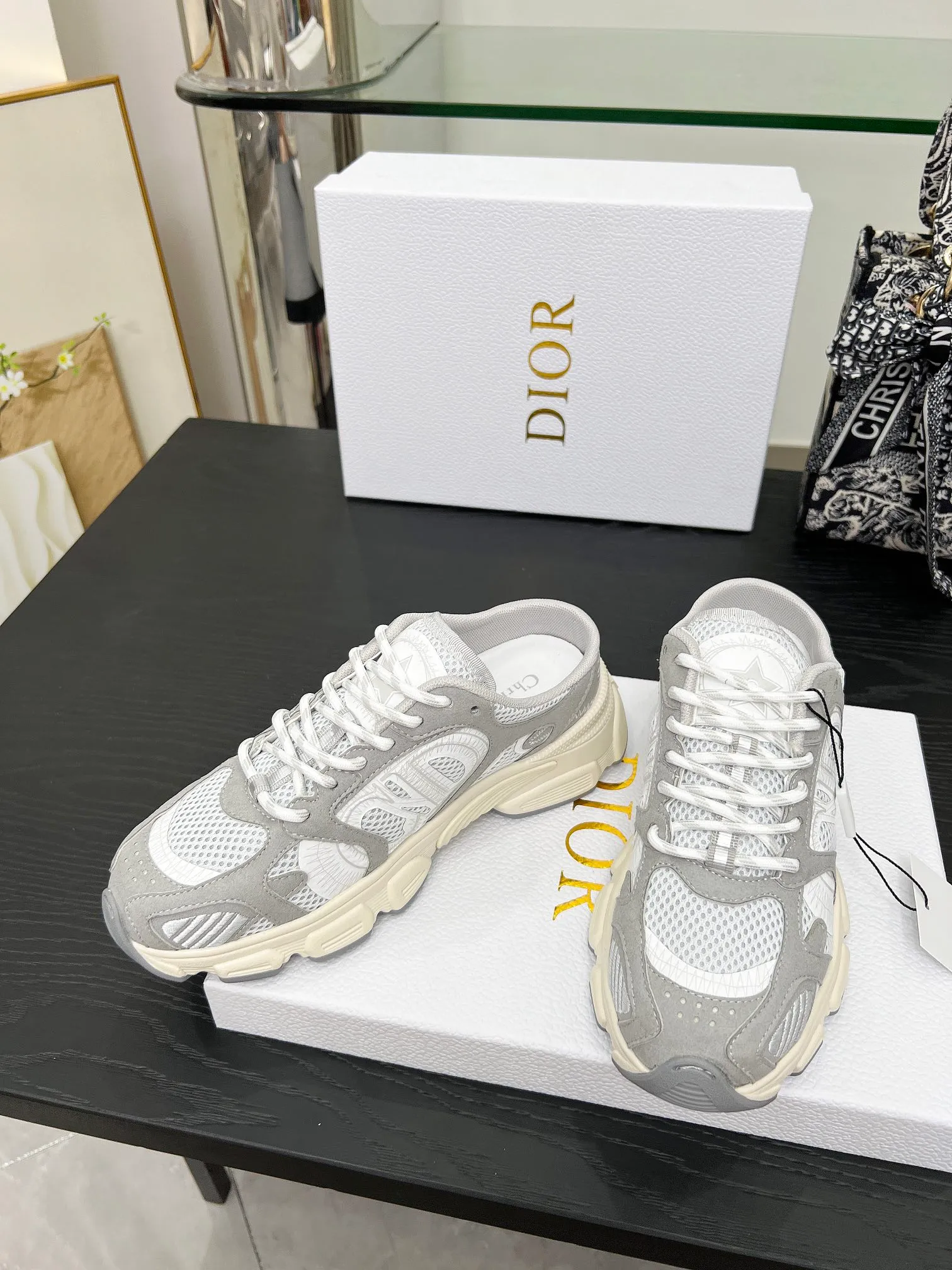 p560🐮🐮This Dior Chrono sports half slipper reinterprets running shoes with Dior's haute couture style. Gray mesh fabric is paired with tonal suede calfskin panels, the CD logo on the side, the star patch on the tongue and the Dior logo on the heel, all in classic fine detail. Featuring two-tone laces and a lightweight sole with star graphics, they can be worn year-round. Size: Women’s size 35-41 (35/42 can be customized) Men’s size 40-46 (men’s version is being printed) Color: 12 colors available